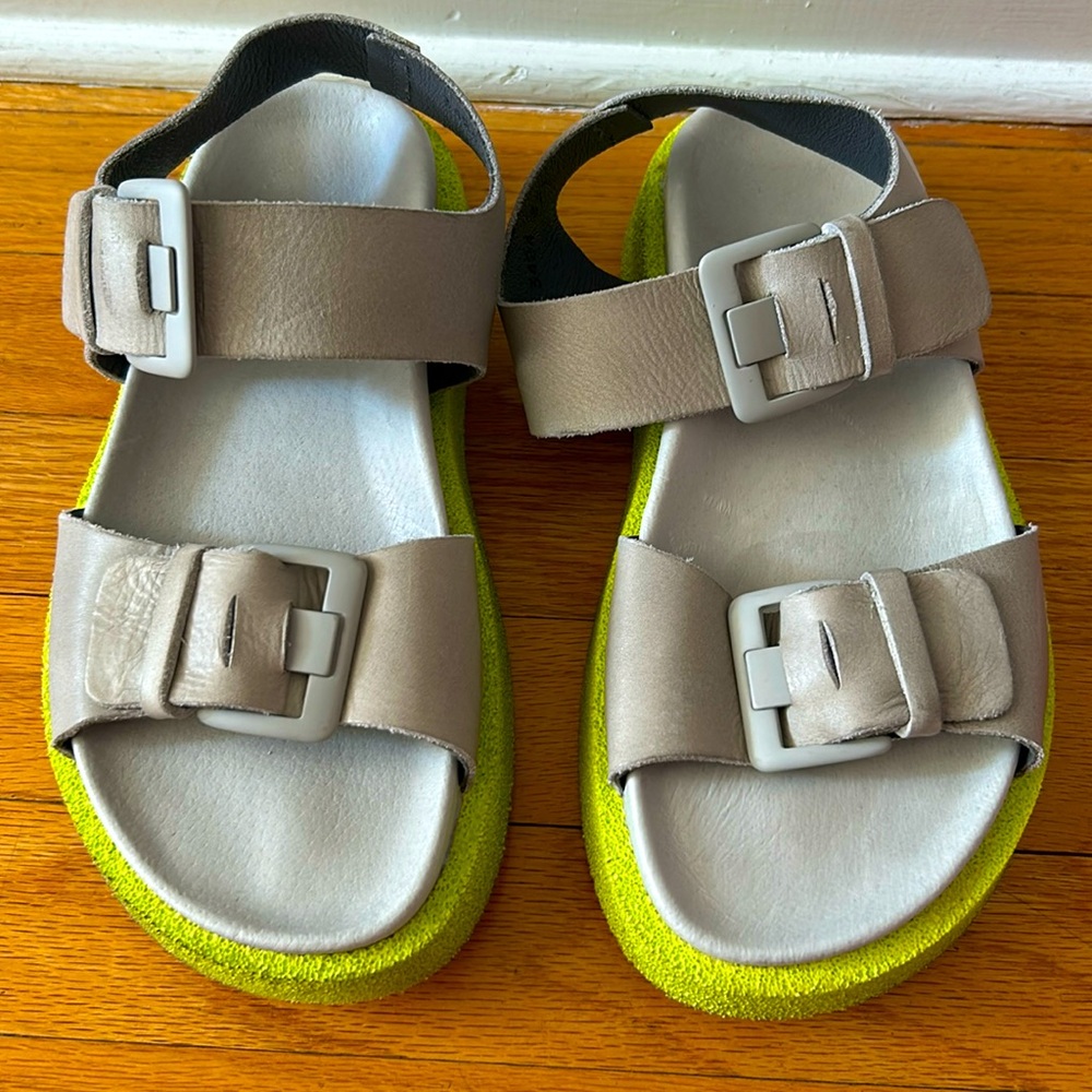 Lofina women’s Napier Melinda sandals in gray with green soles